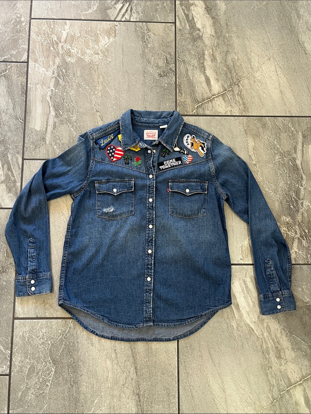 ❤️ Levi’s Patch Pearl Snap Denim Button Down Size Medium 100% Cotton